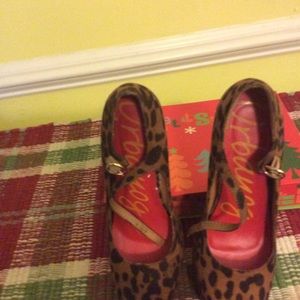 Urbanog women wedge heels